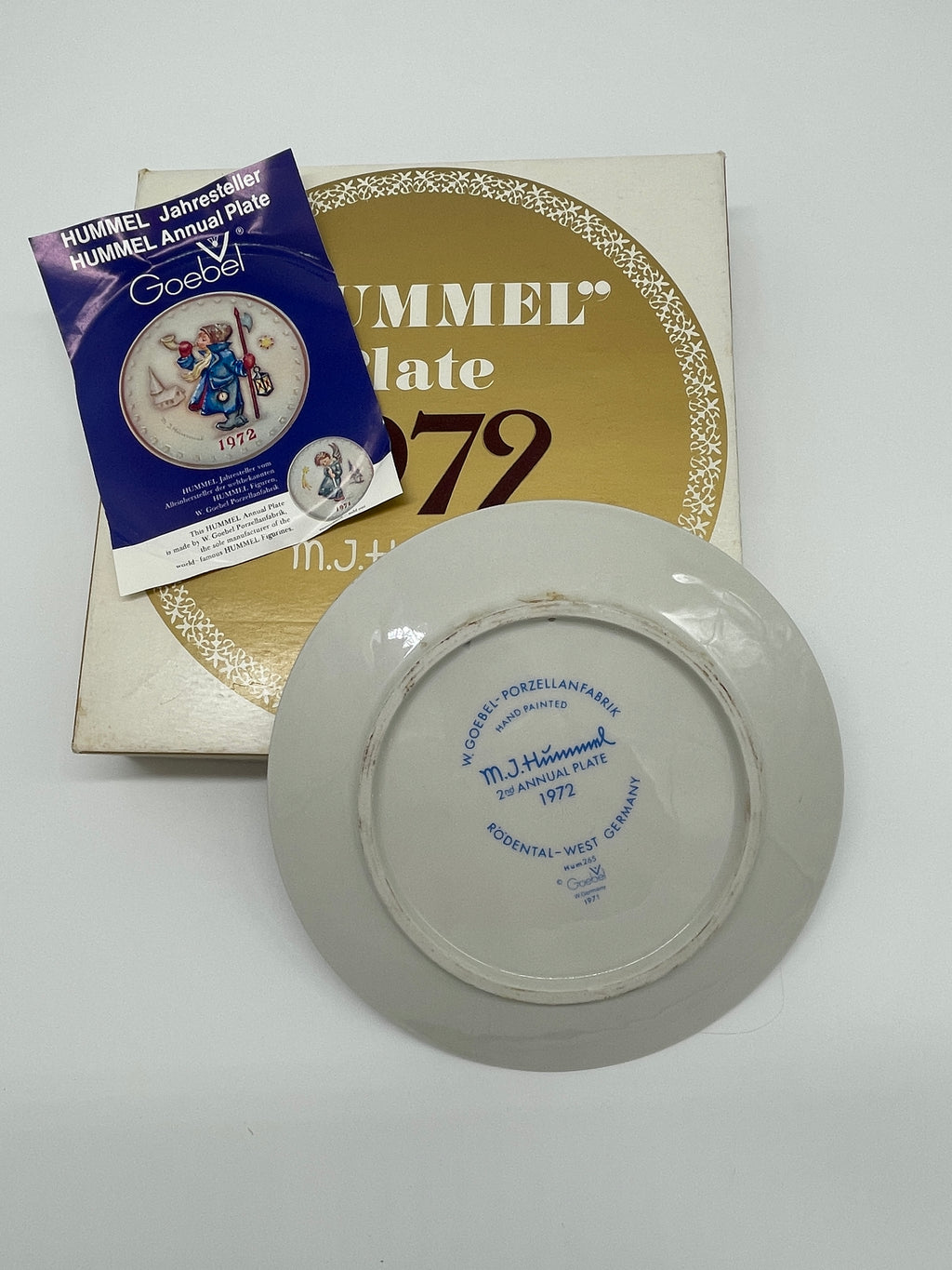 Vintage 1972 M.I. Hummel Goebel “Hear Ye, Hear Ye” 2nd Annual Plate HUM 265 – Original Box & Insert