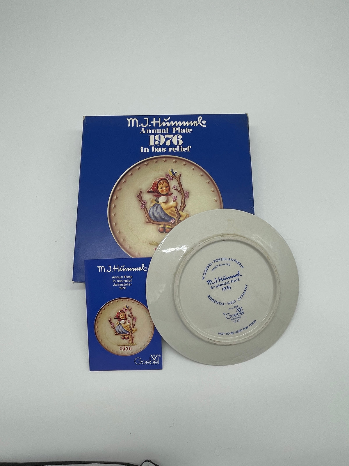 Vintage 1976 Goebel M.J. Hummel “Apple Tree Girl” 6th Annual Plate HUM 269 – Box & Booklet