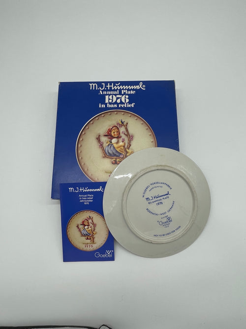 Vintage 1976 Goebel M.J. Hummel “Apple Tree Girl” 6th Annual Plate HUM 269 – Box & Booklet