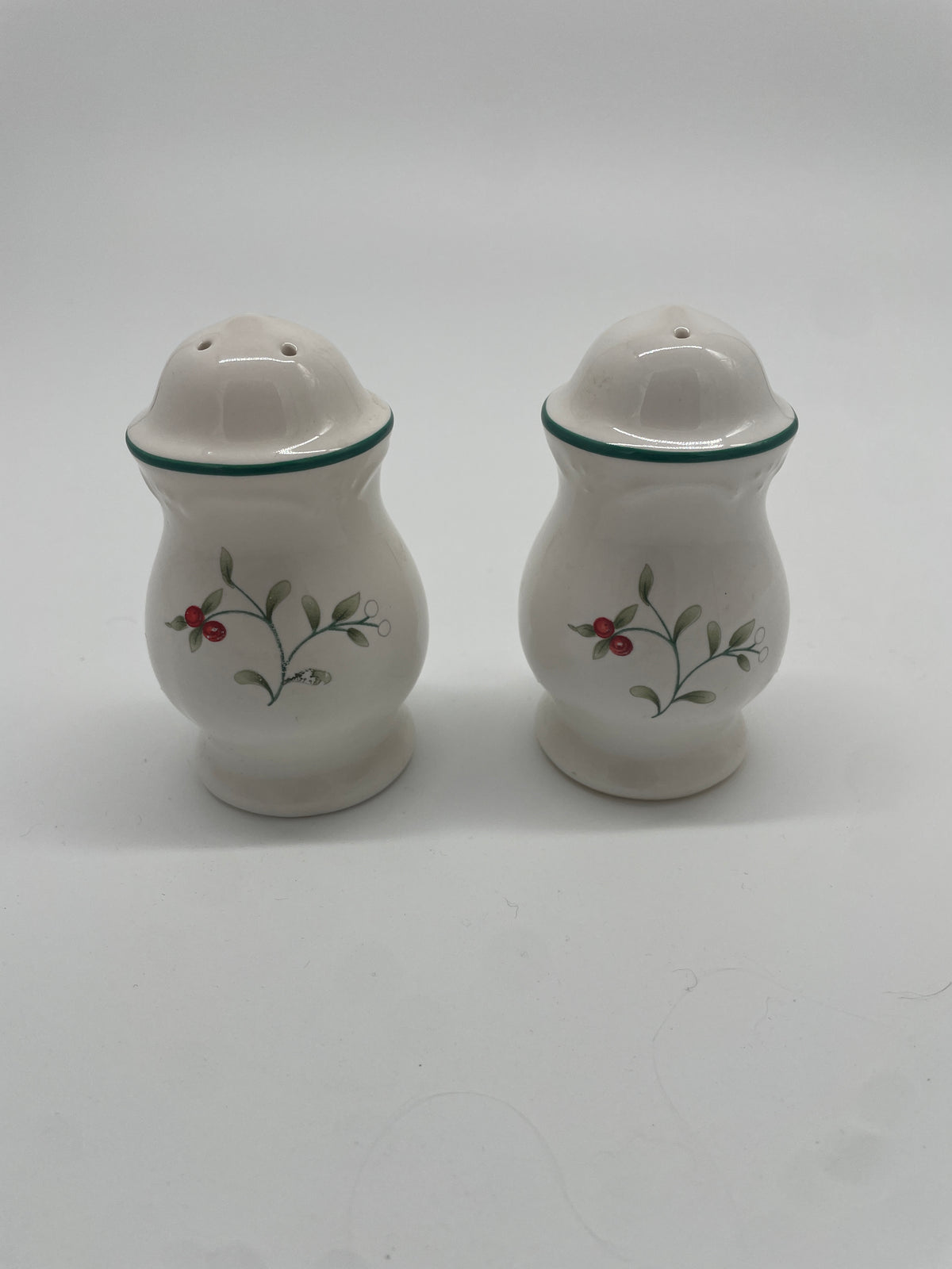 Vintage Pfaltzgraff Winterberry Salt & Pepper Shakers – Set of 2