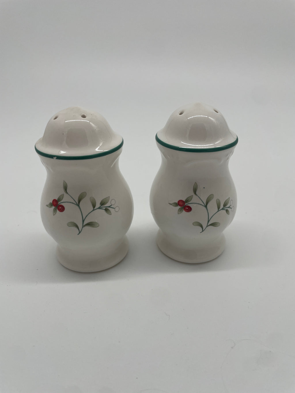 Vintage Pfaltzgraff Winterberry Salt & Pepper Shakers – Set of 2